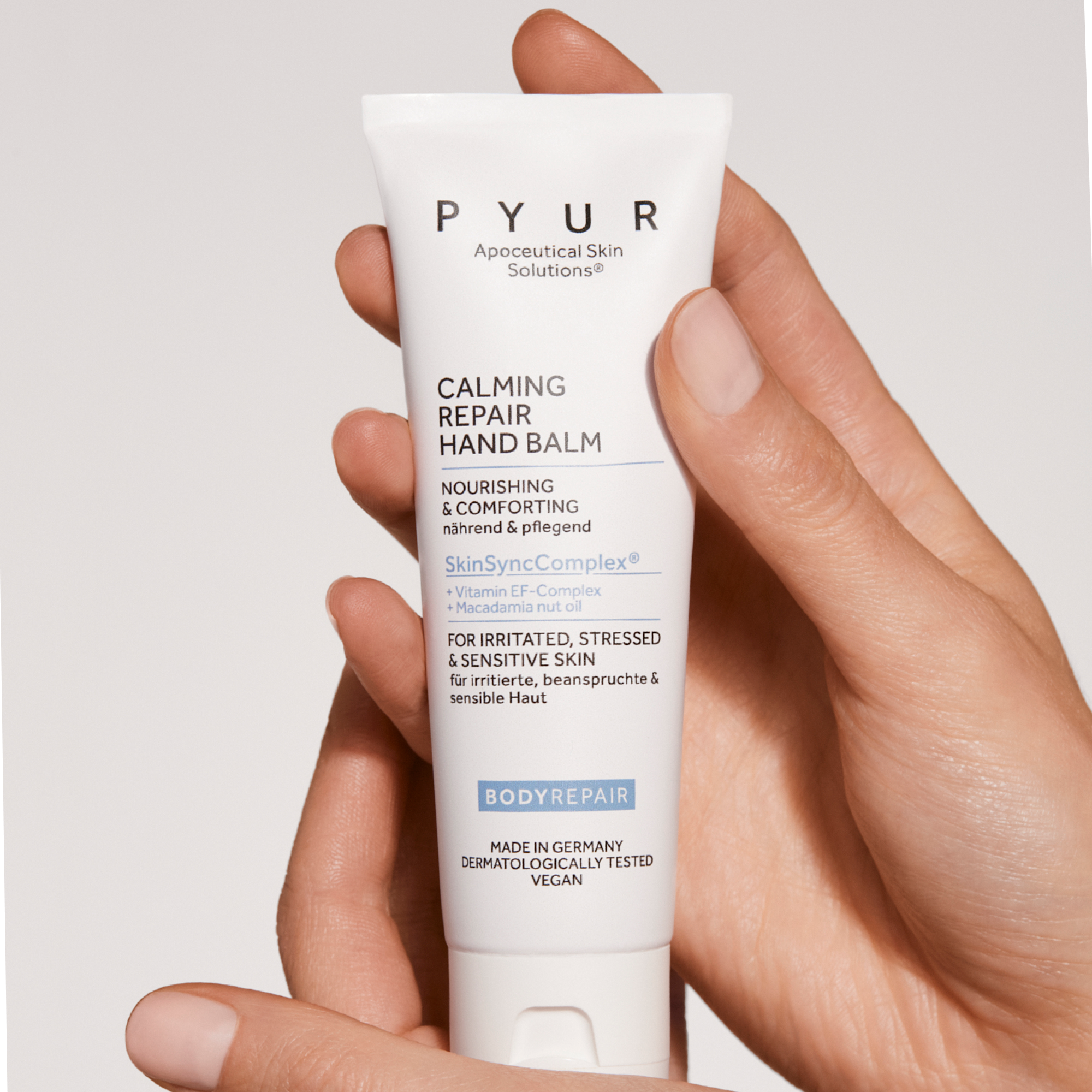 Produktdetail_Model_mit_Produkt_Calming Repair Hand Balm