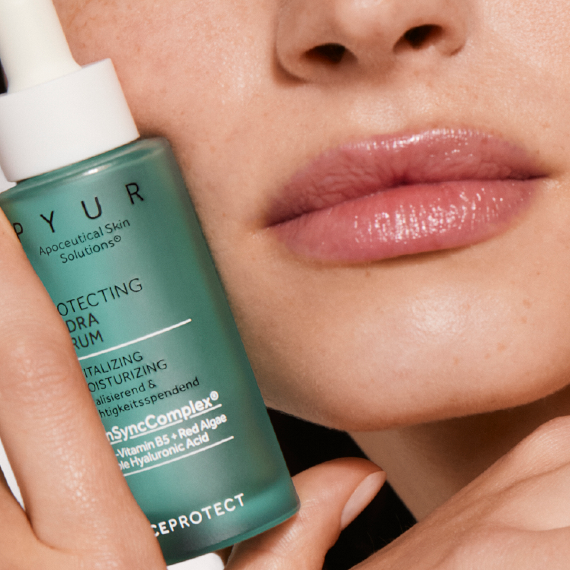 Produktdetail_Model_mit_Produkt_Protecting_Hydra_Serum